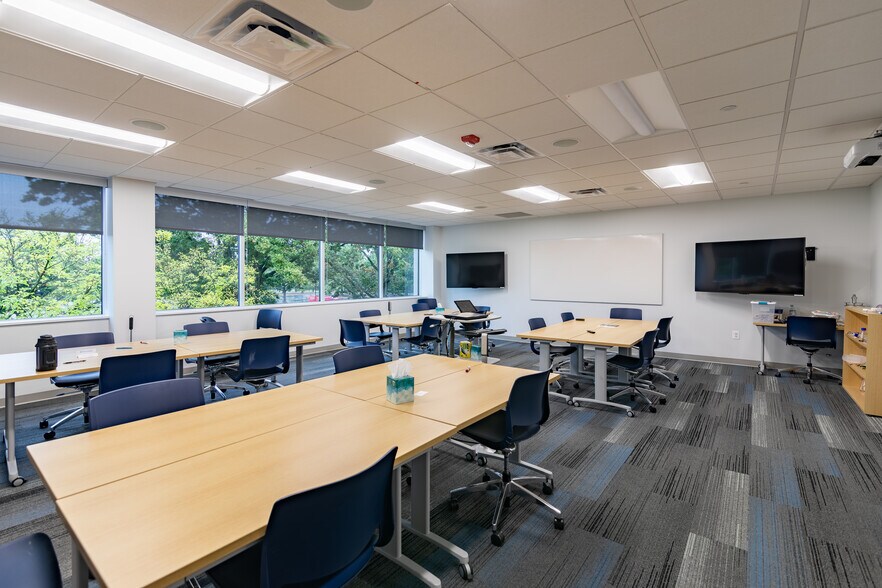 More Photos Of 727 Norristown Rd, Lower Gwynedd Research And Development For Lease