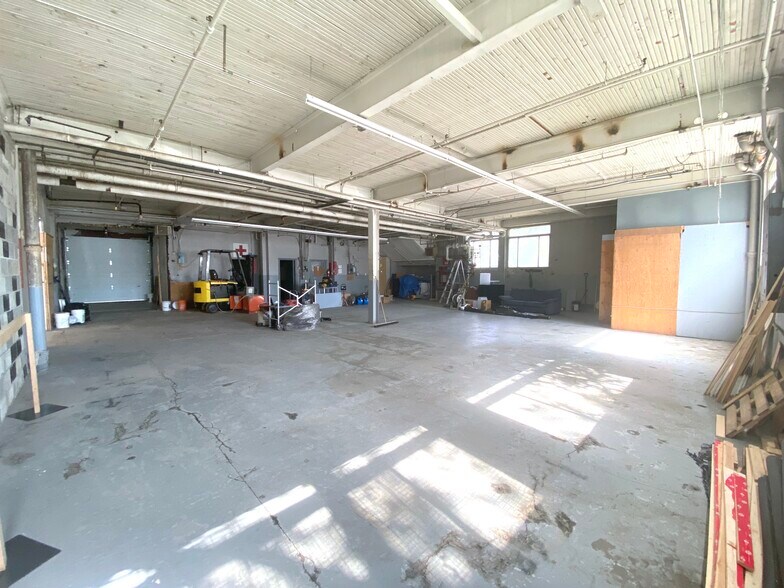More Photos Of 2424 Rue Des Carrières, Montréal Light Manufacturing For Lease