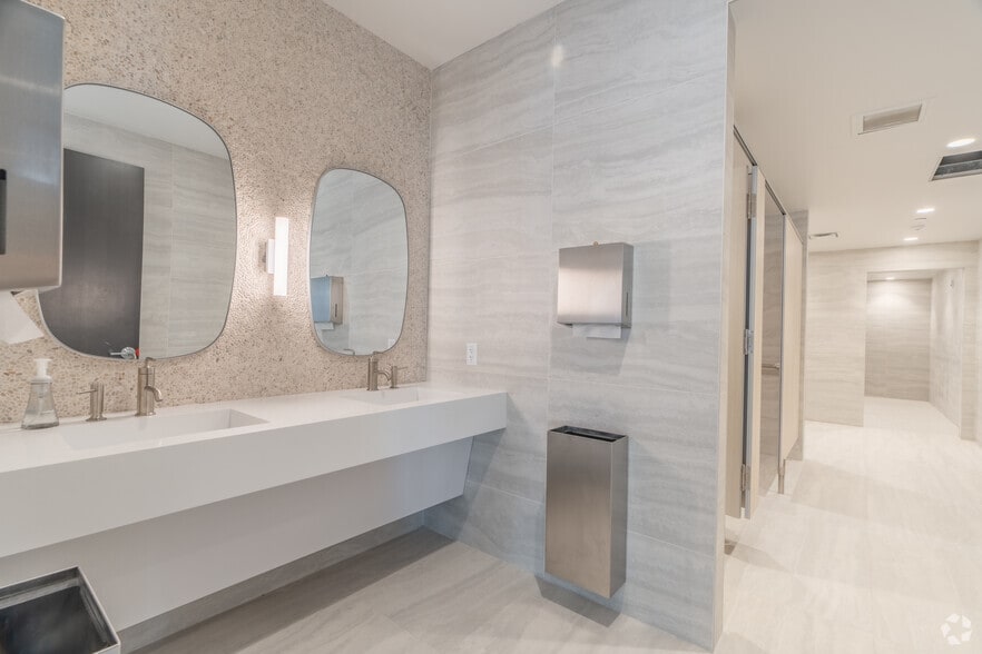 More Photos Of 151 Las Olas Cir, Fort Lauderdale Freestanding For Lease