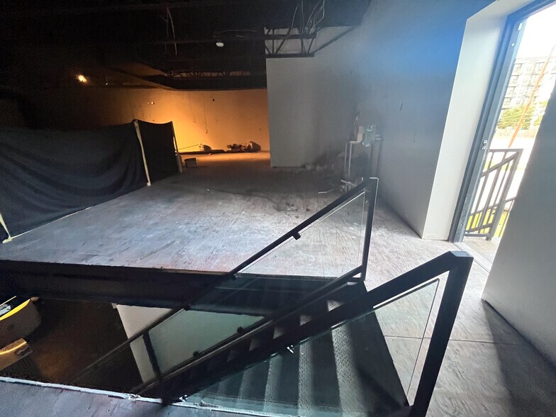 More Photos Of 5316 Washington Ave, Houston Bar For Lease