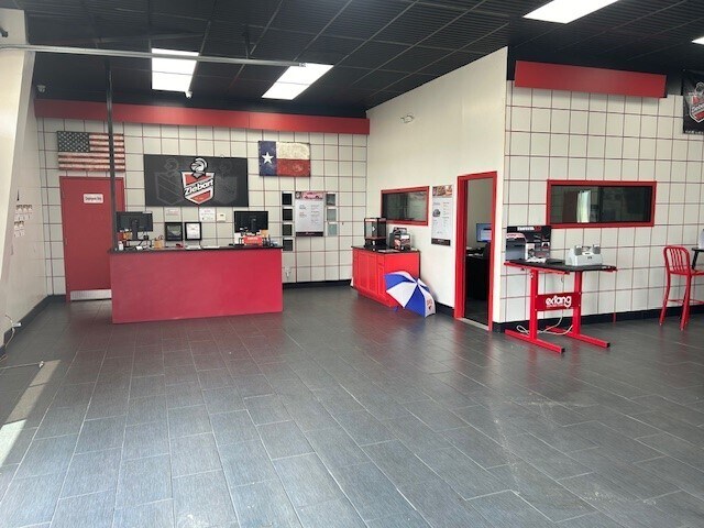 More Photos Of 2129 S Stemmons Fwy, Lewisville Auto Repair For Lease
