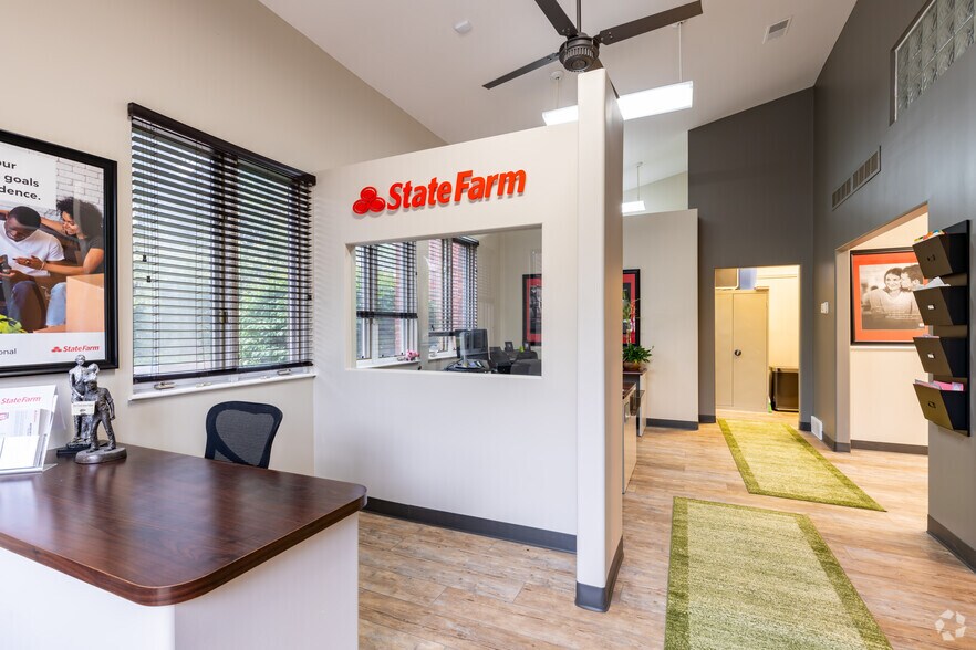 More Photos Of 36520 Grand River Ave, Farmington Hills Unknown For Lease