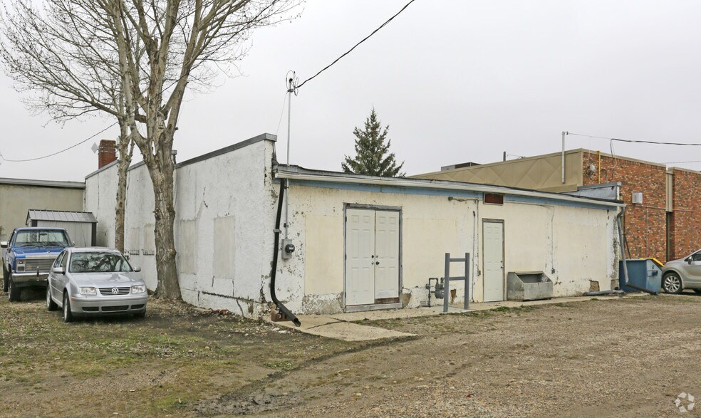More Photos Of 227 6th St, Beiseker Storefront For Sale