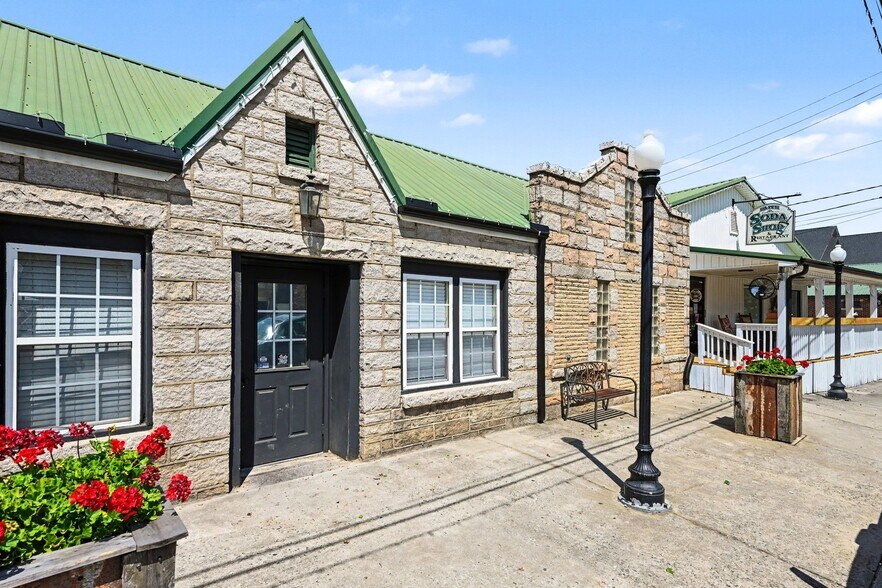 More Photos Of 115 N Main St, Faith Restaurant For Sale