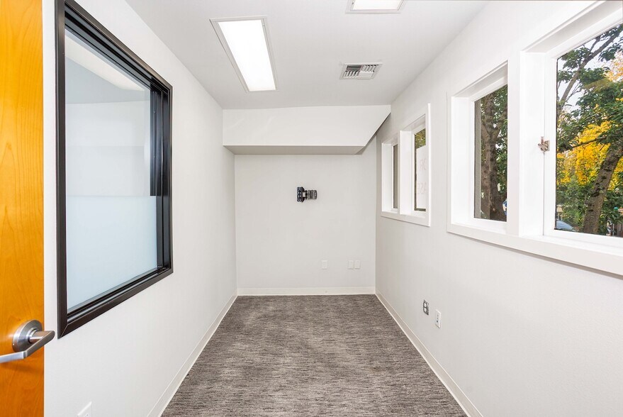 More Photos Of 2400-2418 E Burnside St, Portland Storefront Retail Office For Lease