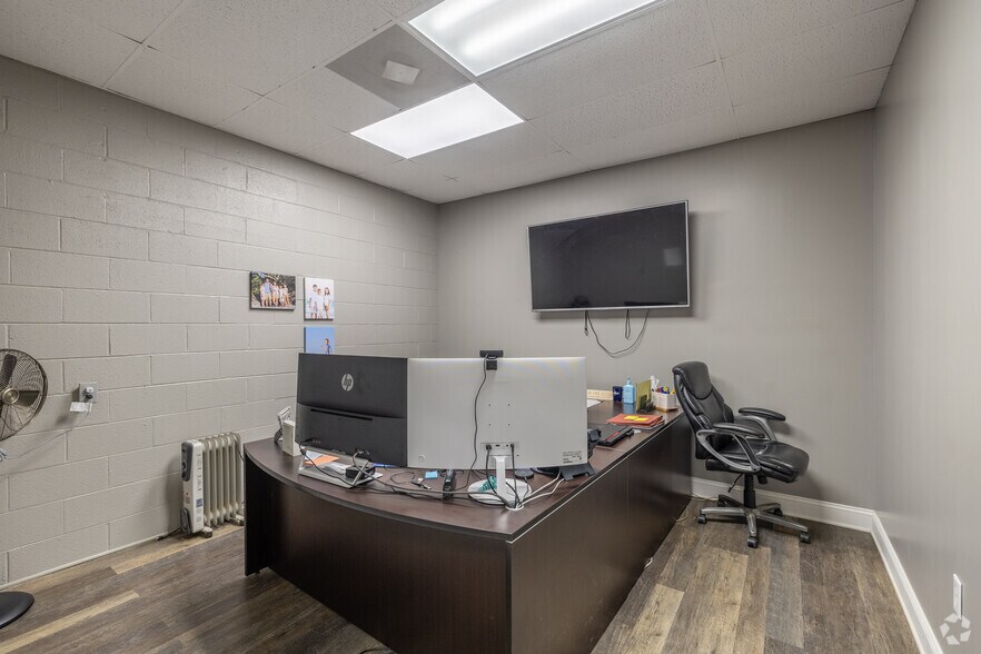 More Photos Of 2526-2530 Duplex Rd, Spring Hill Showroom For Sale