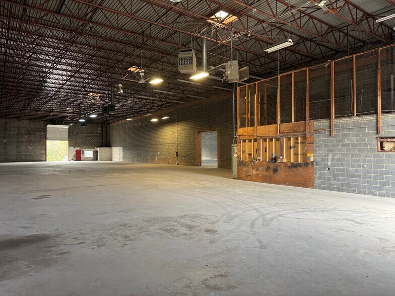 More Photos Of 9126-9166 Euclid Ave, Manassas Warehouse For Lease