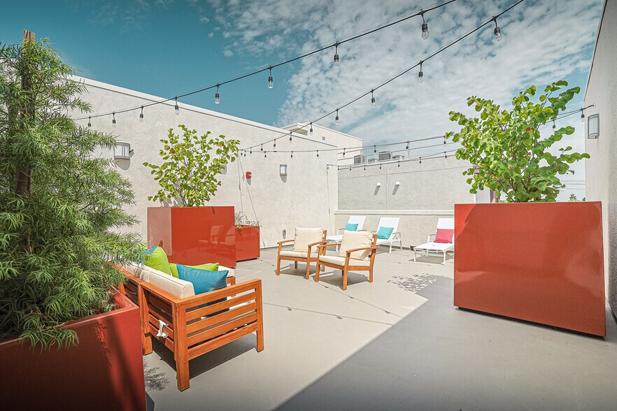 More Photos Of 10555 Bloomfield St, Toluca Lake Apartments For Sale