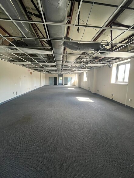 More Photos Of 16 Washington Ave, Scarborough Warehouse For Lease