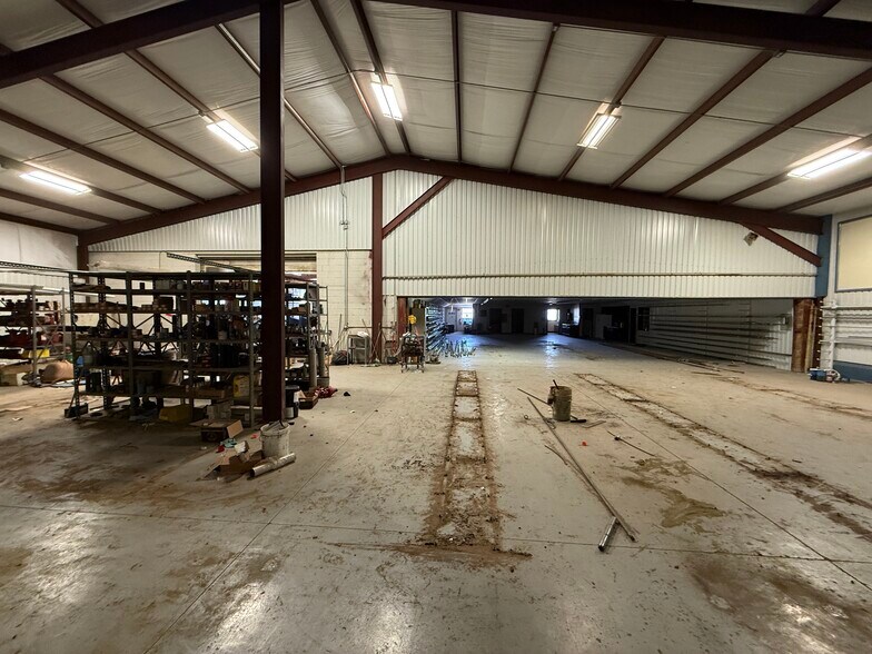More Photos Of 507 Mustang Dr, Andrews Warehouse For Lease