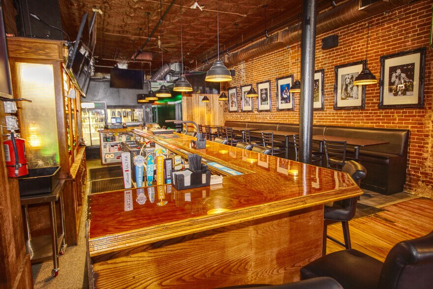 More Photos Of 114 E 5th St, Wahoo Bar For Sale