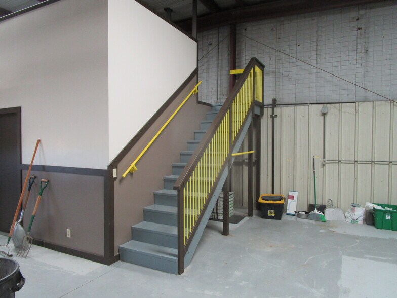More Photos Of 2105 N Vfw Rd, Garden City Industrial For Lease