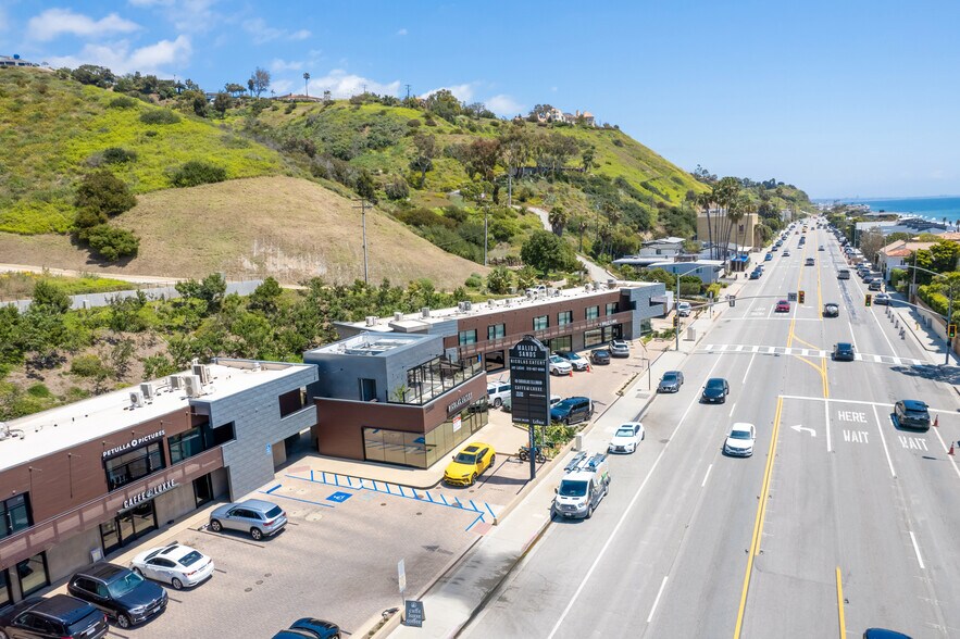 More Photos Of 22333 Pacific Coast Hwy, Malibu Storefront Retail Office For Lease