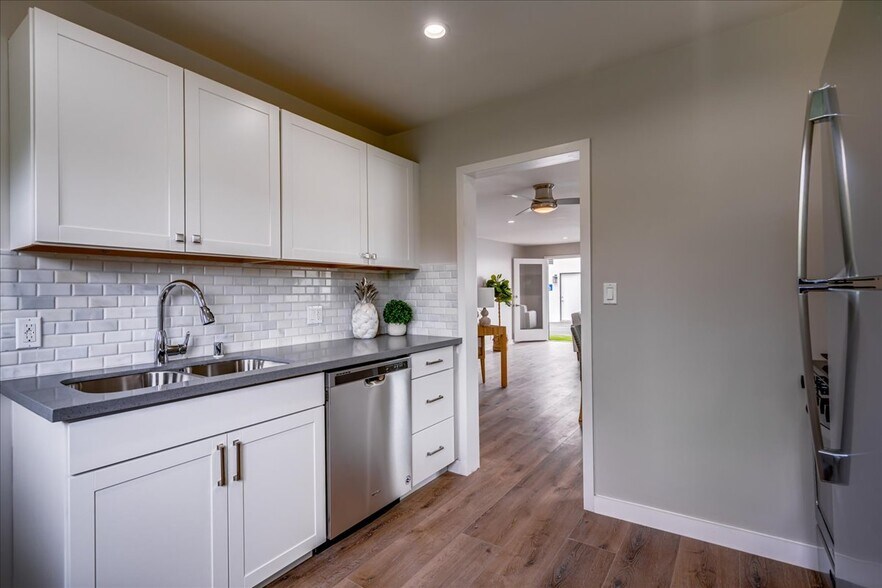 More Photos Of 323-325 Culver Blvd, Playa Del Rey Storefront Retail Residential For Sale