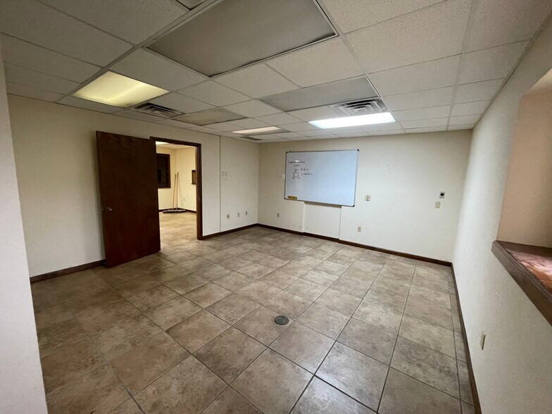 More Photos Of 2317-2319 Griffin Rd, Leesburg Warehouse For Lease