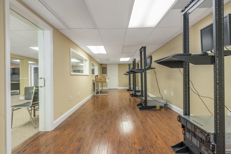 More Photos Of 23 Pawnee Ave, Rockaway Office For Sale