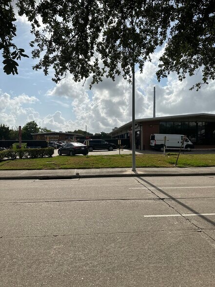 More Photos Of 2525 Westhollow Dr, Houston Auto Repair For Sale