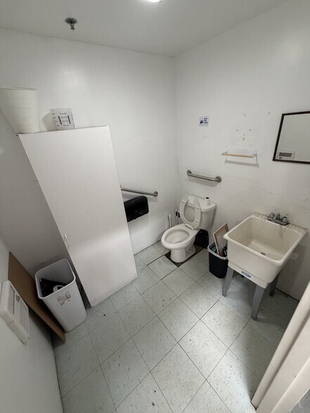 More Photos Of 200 Varnfield Dr, Summerville Warehouse For Lease