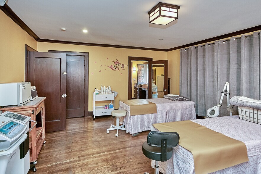More Photos Of 658 S Bronson Ave, Los Angeles Office Residential For Sale