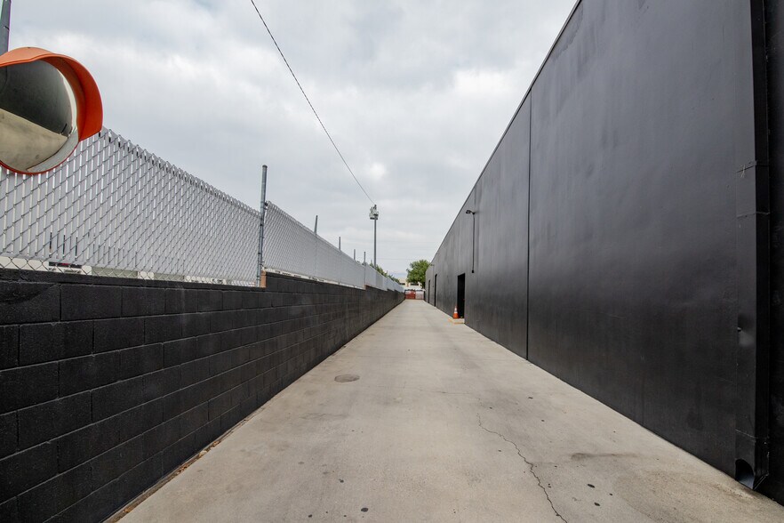 More Photos Of 20938 Osborne St, Canoga Park Warehouse For Sale
