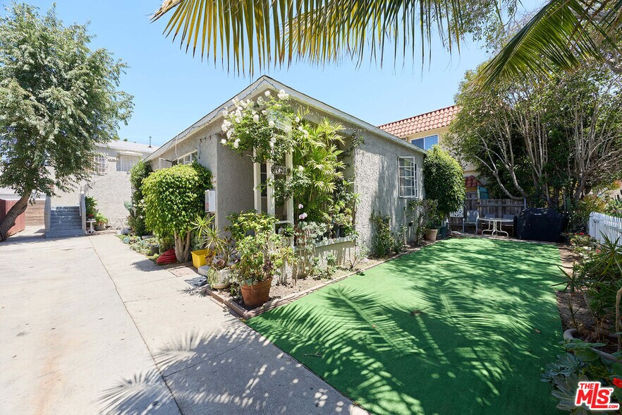 Primary Photo Of 12029 Washington Pl, Los Angeles Multifamily For Sale