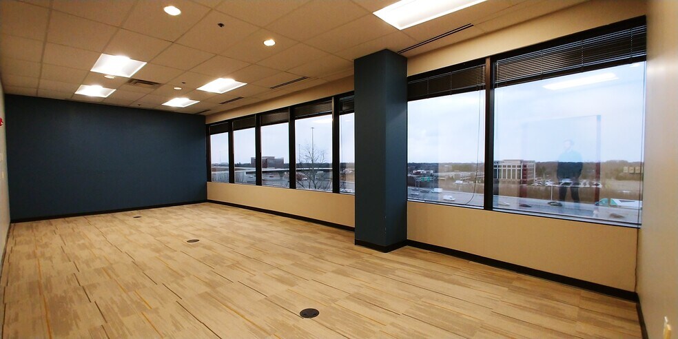 More Photos Of 10201 N Illinois St, Indianapolis Office For Lease