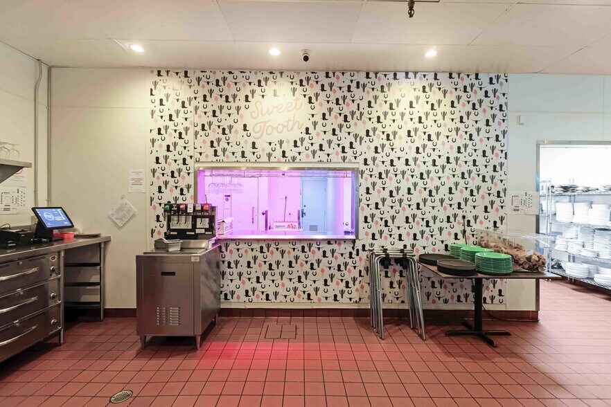 More Photos Of 72620 El Paseo, Palm Desert Restaurant For Sale