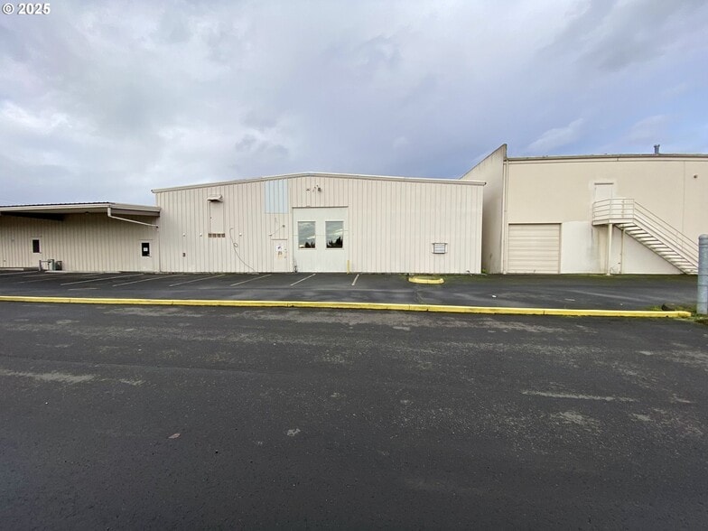 More Photos Of 1400 Atlantic Ave, Woodland Showroom For Sale
