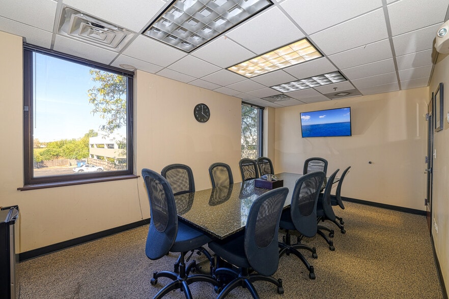 More Photos Of 10700 W Higgins Rd, Rosemont Office For Sale