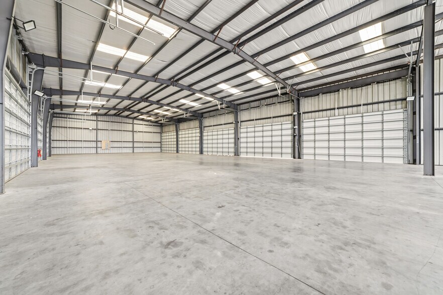 More Photos Of 6631 N Sam Houston Pky W, Houston Warehouse For Lease