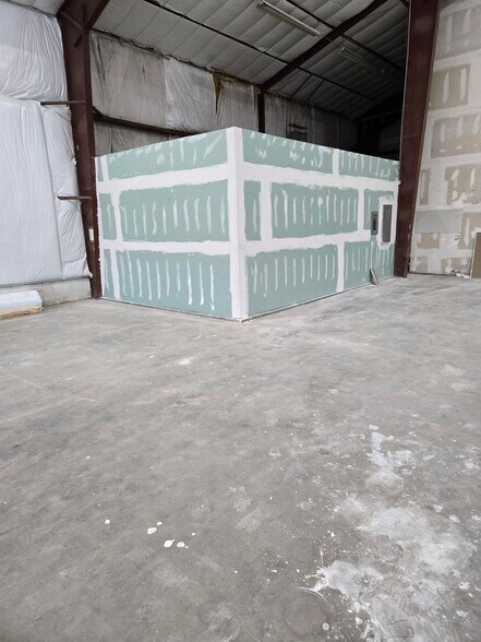 More Photos Of 181-185 Sabre Dr, Sebring Warehouse For Lease