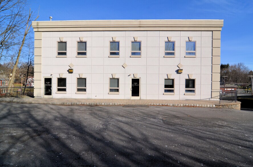 More Photos Of 107 W Main St, Clinton Office For Lease