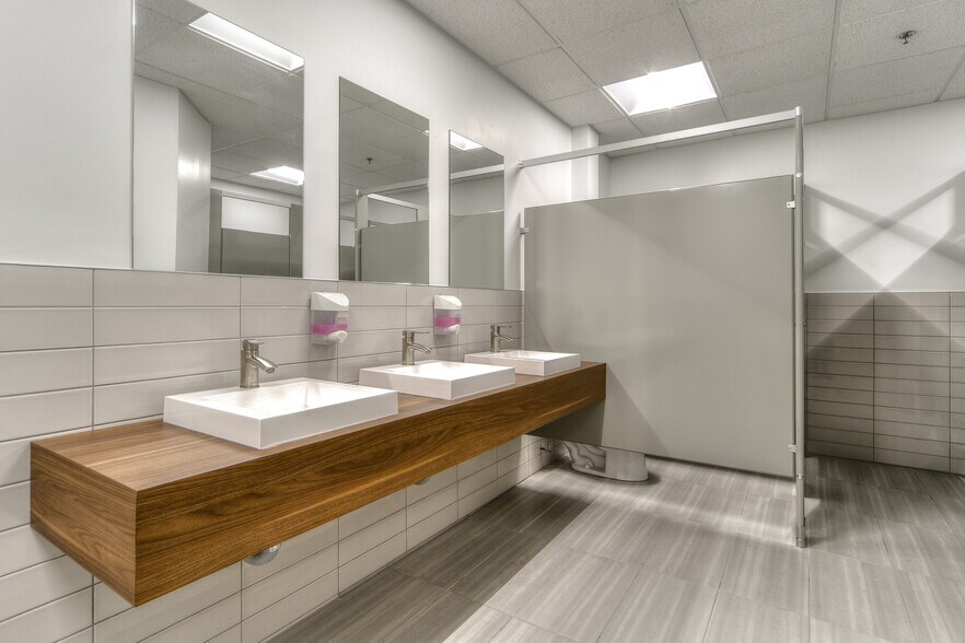 More Photos Of 10500 Ch De La Côte-De-Liesse, Montréal Office Residential For Lease