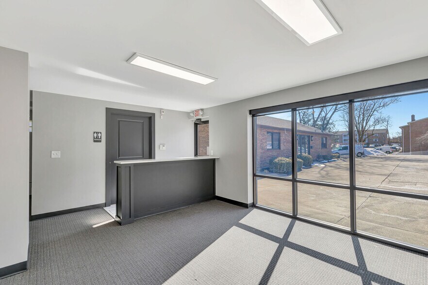 More Photos Of 2327 Anderson Rd, Crescent Springs Office For Lease