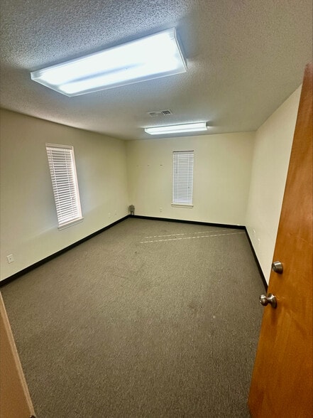 More Photos Of 327 Fowlkes St, Sealy Office For Lease