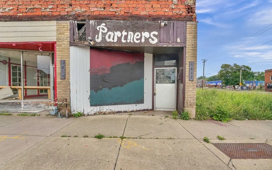 More Photos Of 2107 Main St, Niagara Falls Bar For Sale