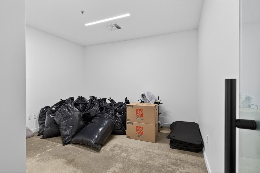 More Photos Of 1322-1326 Obispo Ave, Long Beach Warehouse For Lease