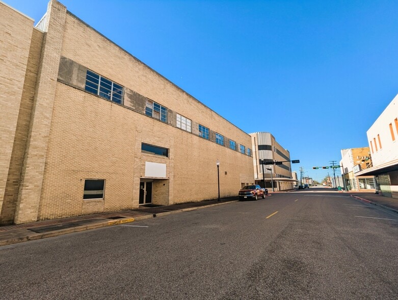 More Photos Of 715 Orleans St, Beaumont Office For Sale