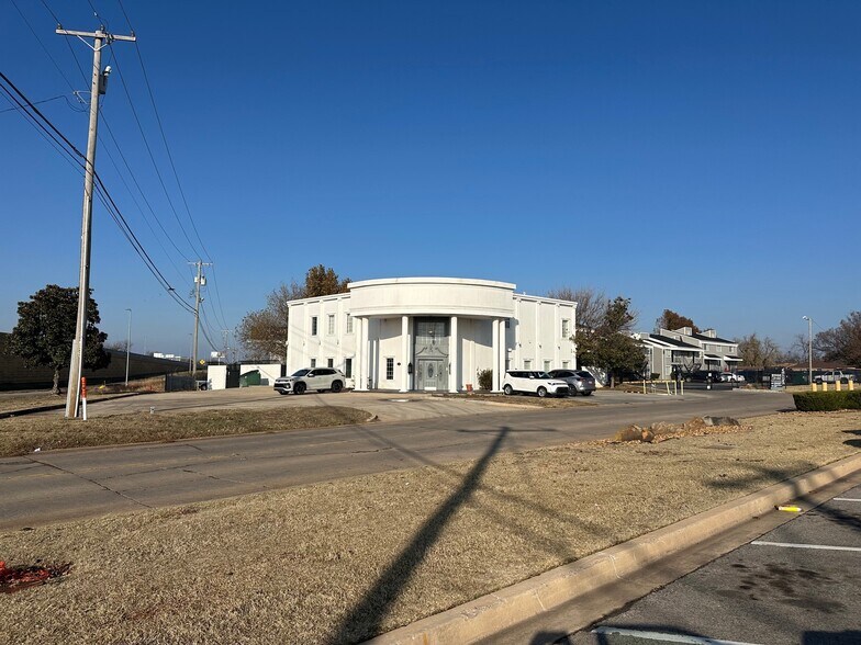 More Photos Of 4645 Tinker Diagonal, Oklahoma City Loft Creative Space For Lease