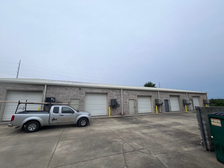 More Photos Of 246 Rockland Rd, Hendersonville Flex For Lease