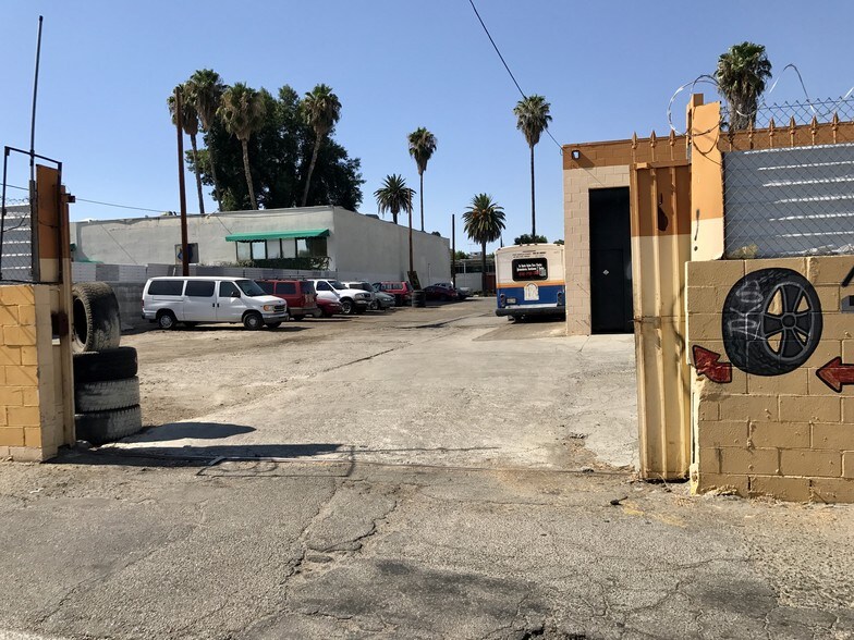 More Photos Of 20930-20934 Sherman Way, Canoga Park Auto Dealership For Lease