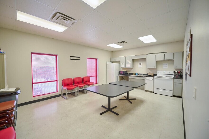 More Photos Of 1902 E Central Texas Expy, Killeen Auto Dealership For Lease