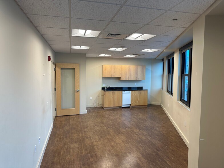 More Photos Of 123 Pleasant St, Marblehead Office For Lease