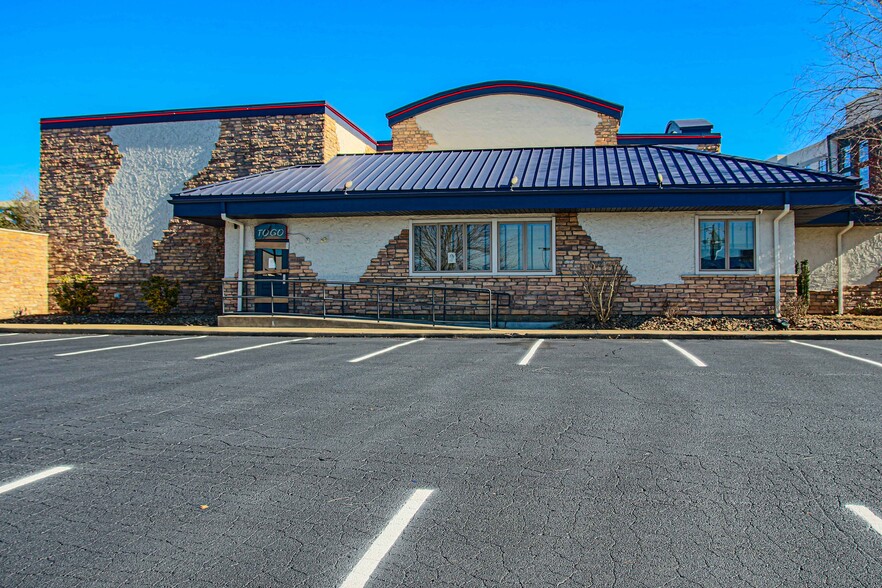 More Photos Of 341 Rockwood Rd, Arden Restaurant For Lease