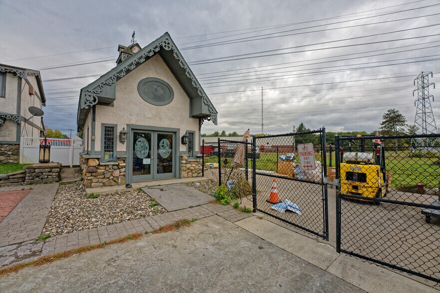 More Photos Of 671 Mariaville Rd, Schenectady Garden Center For Sale