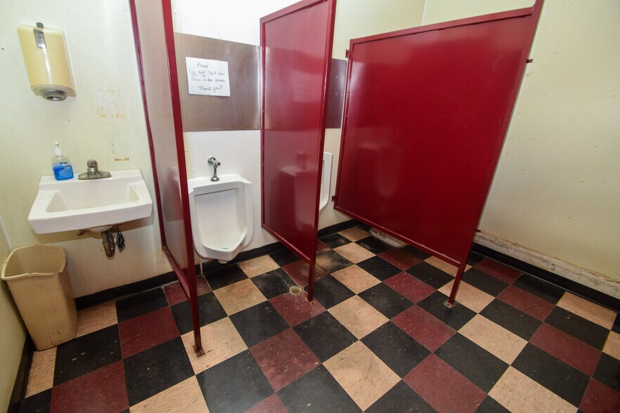 More Photos Of 111 Main St, Roscoe Bar For Sale