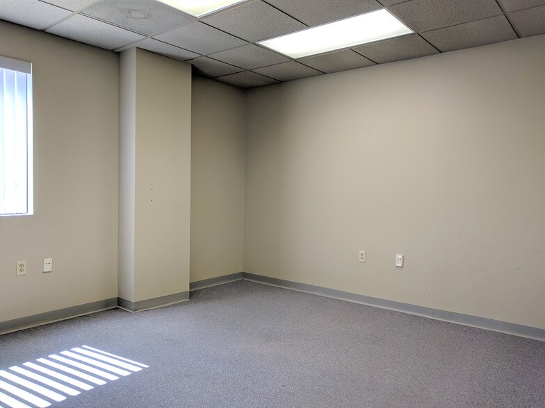 More Photos Of 901 W Main St, El Paso Office For Sale