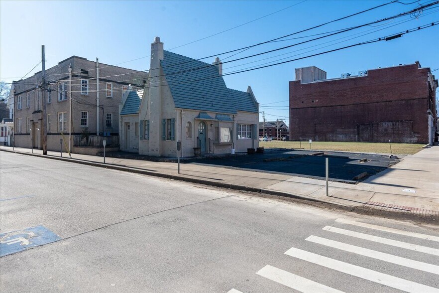 More Photos Of 926 Market St, Parkersburg Office Residential For Sale