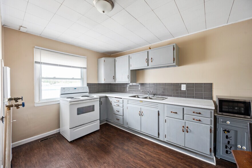 More Photos Of 614 E Streeter Ave, Muncie Office For Sale