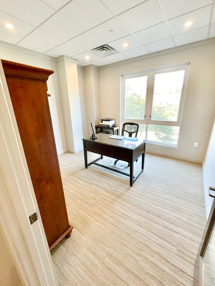 More Photos Of 245 Seven Farms Dr, Daniel Island Office For Lease